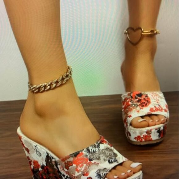 Ladies NEW size 9.5 Cloth wedge sandals - Picture 5 of 10